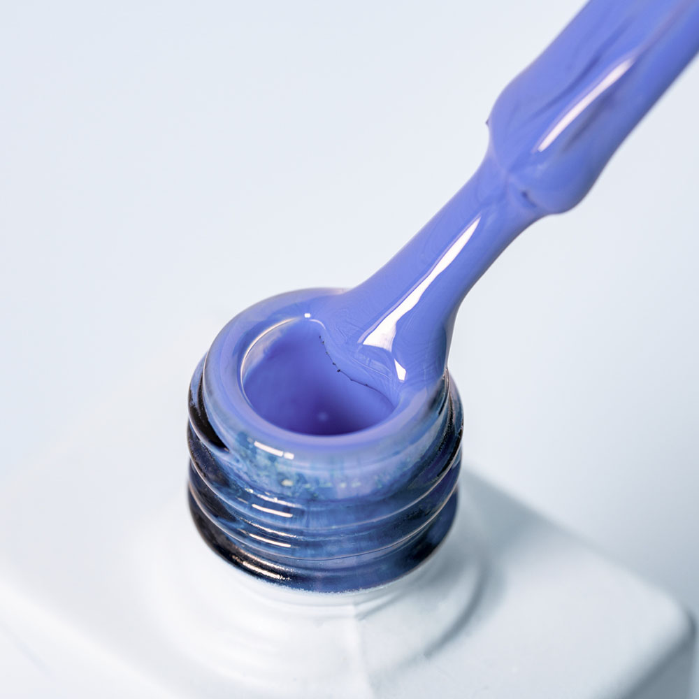 Lakier hybrydowy No. 128 - w odcieniu chłodny fioletowy - pędzelek zanurzony w lakierze