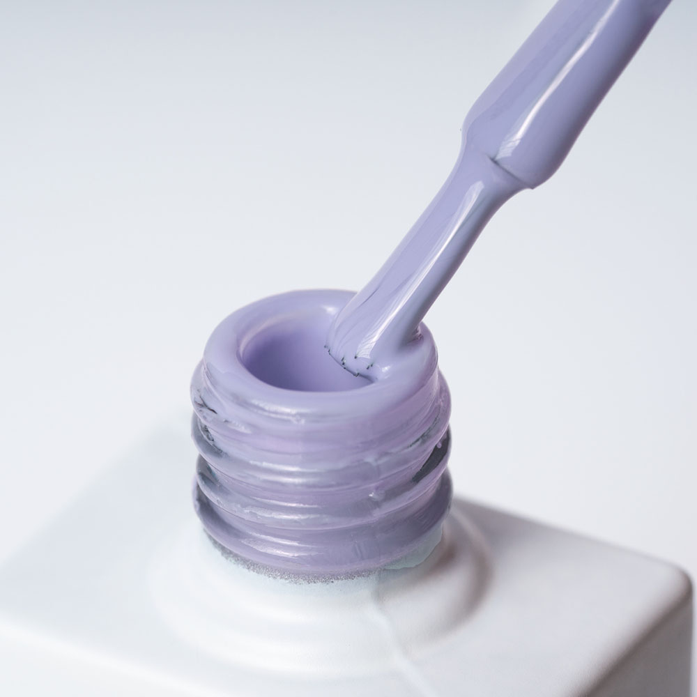 Lakier hybrydowy No. 129 - w odcieniu pastelowy fiolet - pędzelek zanurzony w lakierze