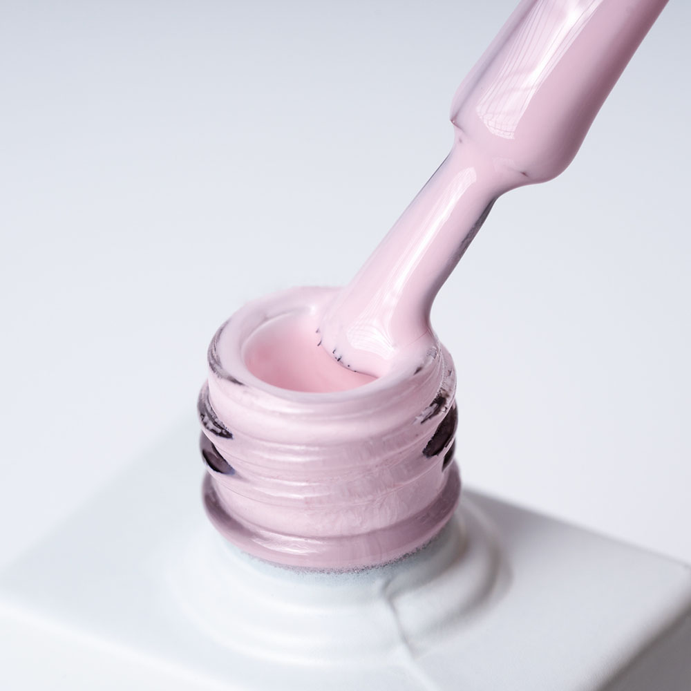 Lakier hybrydowy No. 131 - w odcieniu pudrowy róż - pędzelek zanurzony w lakierze