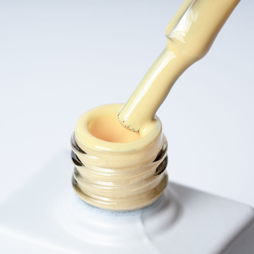 Lakier hybrydowy No. 132 - w odcieniu pastelowy żółty - pędzelek zanurzony w lakierze