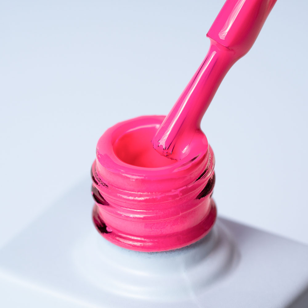 Lakier hybrydowy No 133 - w odcieniu neonowy różowy - pędzelek zanurzony w lakierze