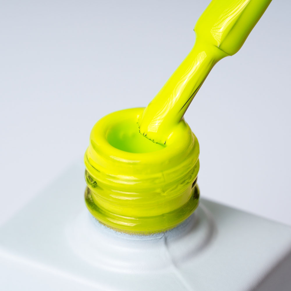 Lakier hybrydowy No. 135 - w odcieniu neonowy żółty - pędzelek zanurzony w lakierze