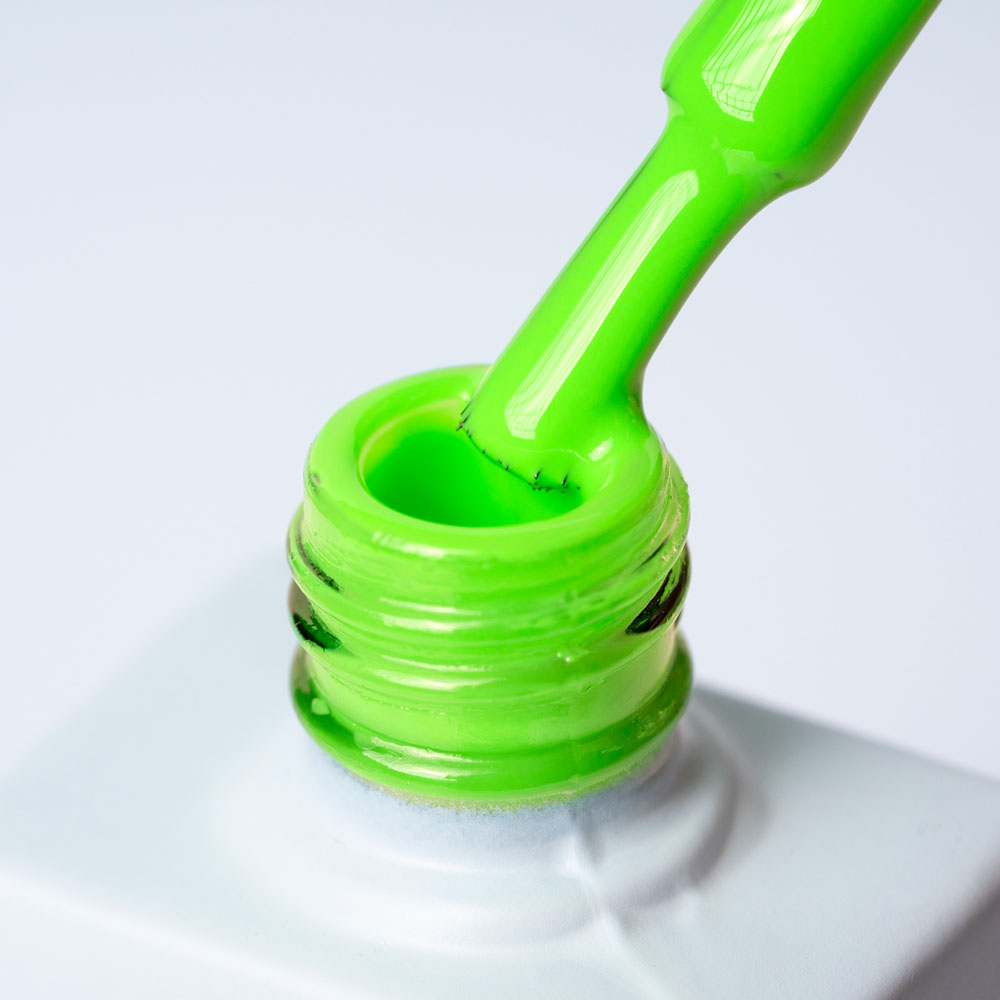 Lakier hybrydowy No. 136 - w odcieniu limonkowym - pędzelek zanurzony w lakierze