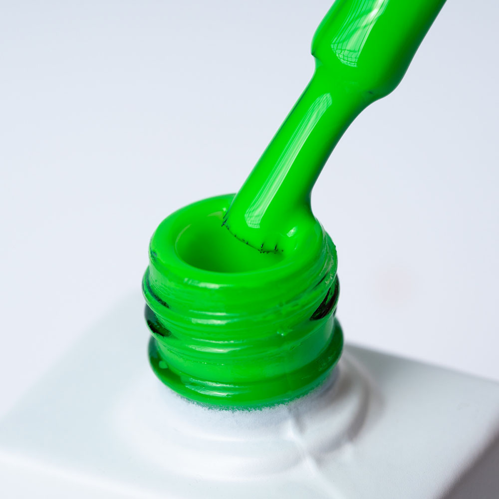 Lakier hybrydowy No. 137 - w odcieniu neonowy zielony - pędzelek zanurzony w lakierze