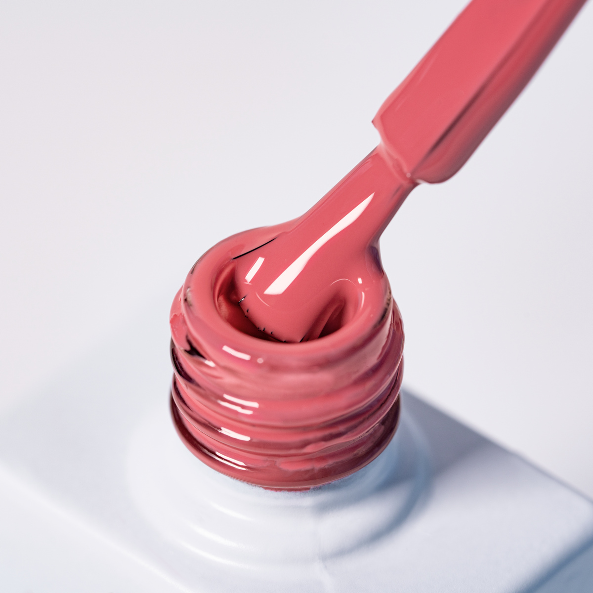 Lakier hybrydowy No. 140 - w odcieniu koralowym - pędzelek zanurzony w lakierze