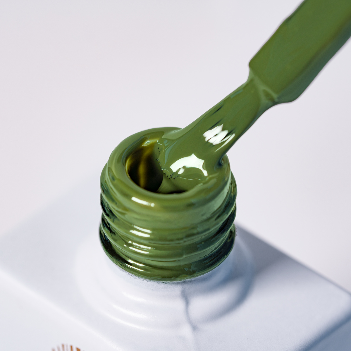 Lakier hybrydowy No. 142 - w odcieniu zielony trawiasty - pędzelek zanurzony w lakierze