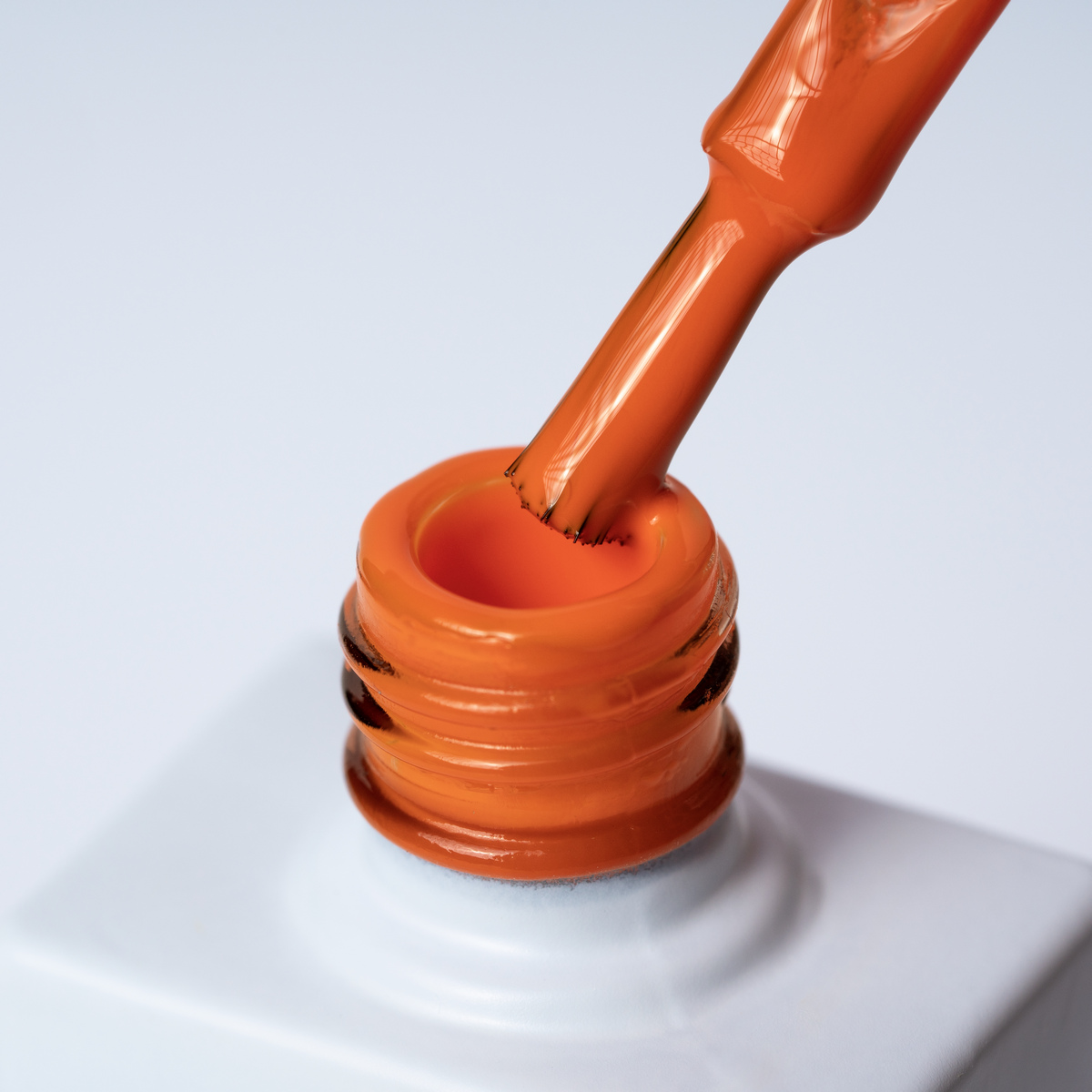 Lakier hybrydowy No. 145 - w odcieniu dyniowym - pędzelek zanurzony w lakierze