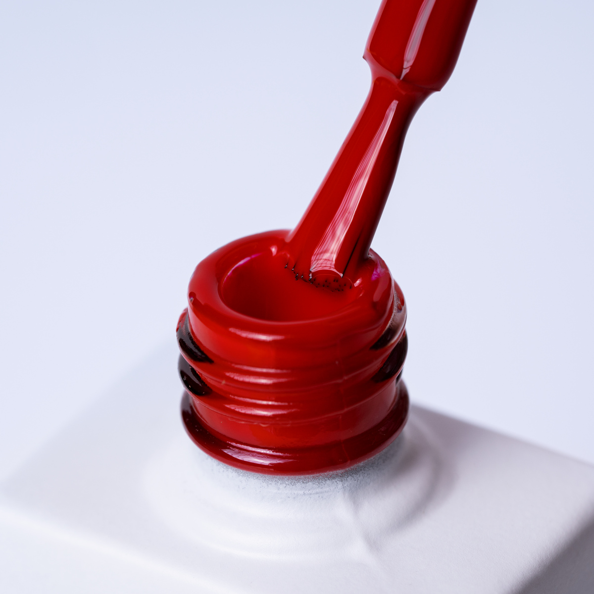 Lakier hybrydowy No. 148 - w odcieniu czerwonym - pędzelek zanurzony w lakierze