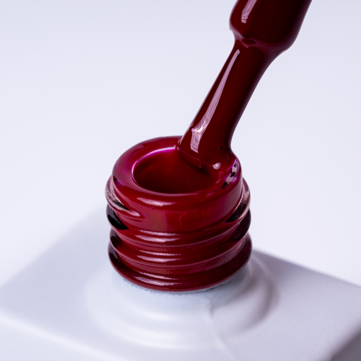 Lakier hybrydowy No. 150 - w odcieniu czerwony szkarłatny - pędzelek zanurzony w lakierze