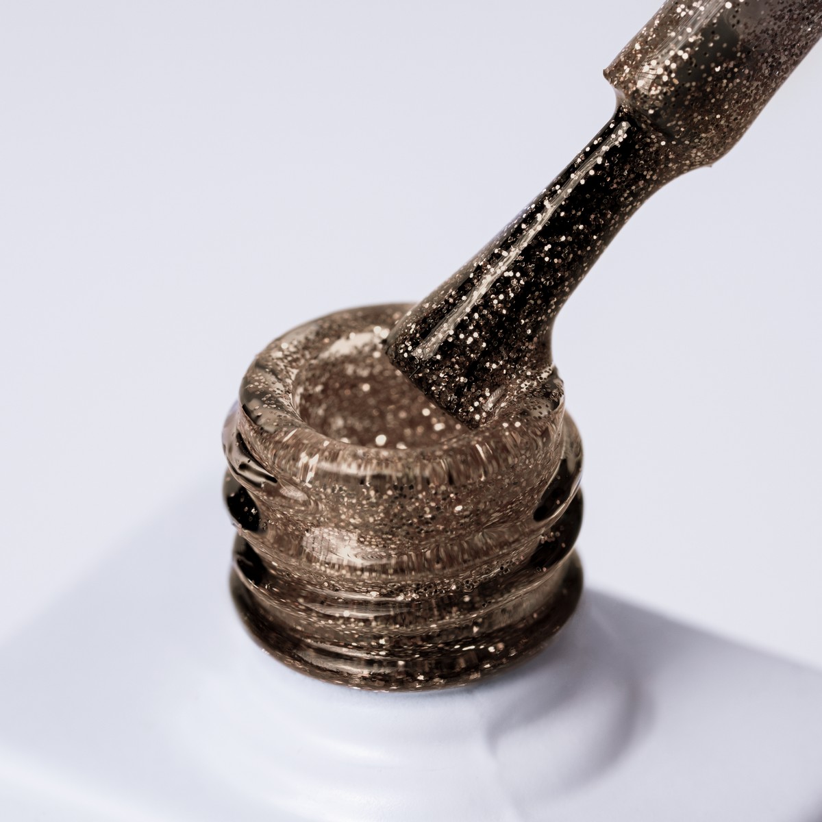 Lakier hybrydowy No. 151 - w odcieniu stare złoto - pędzelek zanurzony w lakierze