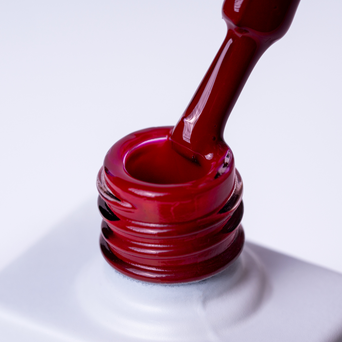 Lakier hybrydowy No. 152 - w odcieniu wiśniowym - pędzelek zanurzony w lakierze