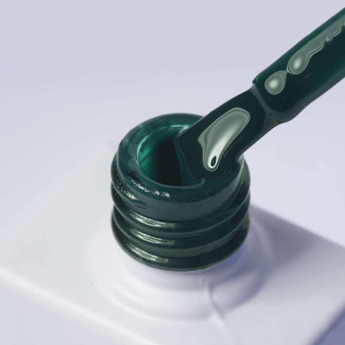 Lakier hybrydowy No. 153 - w odcieniu ciemnozielonym - pędzelek zanurzony w lakierze