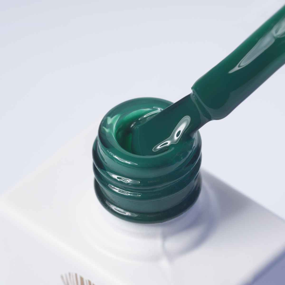Lakier hybrydowy No. 154 - w odcieniu zielony butelkowy - pędzelek zanurzony w lakierze
