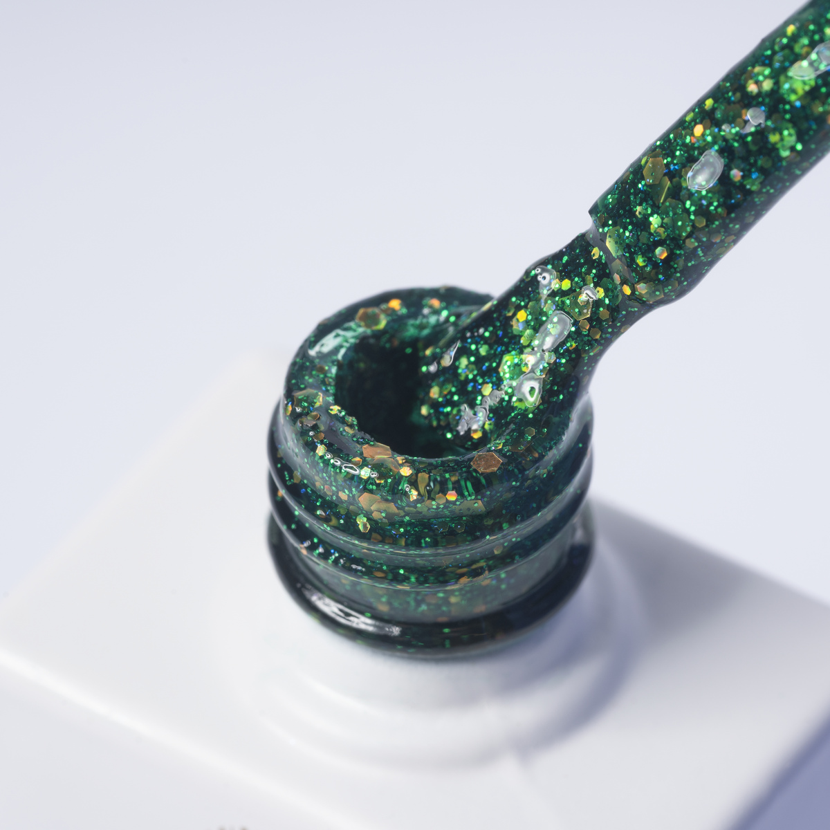 Lakier hybrydowy No 155 - w odcieniu zielonym - pędzelek zanurzony w lakierze