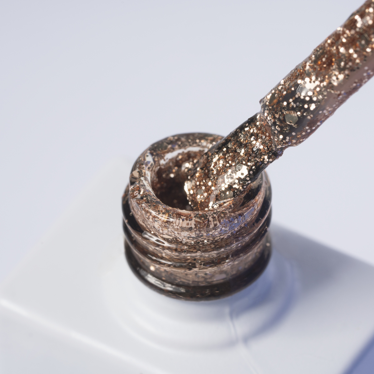 Lakier hybrydowy No. 156 - w odcieniu złoty brokat - pędzelek zanurzony w lakierze