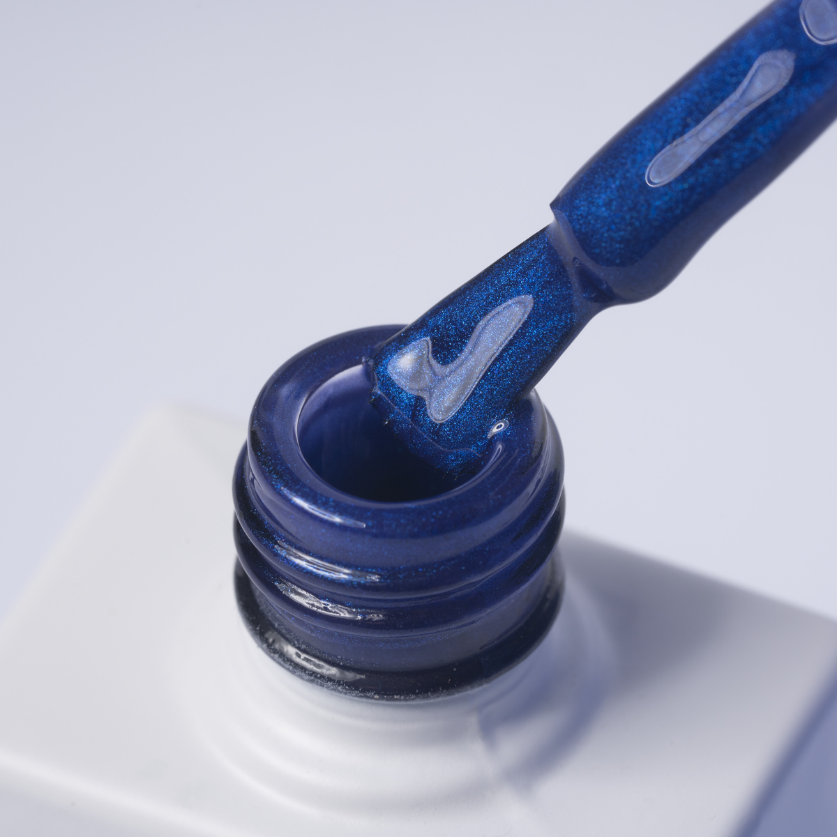 Lakier hybrydowy No. 160 - w odcieniu metaliczny niebieski - pędzelek zanurzony w lakierze