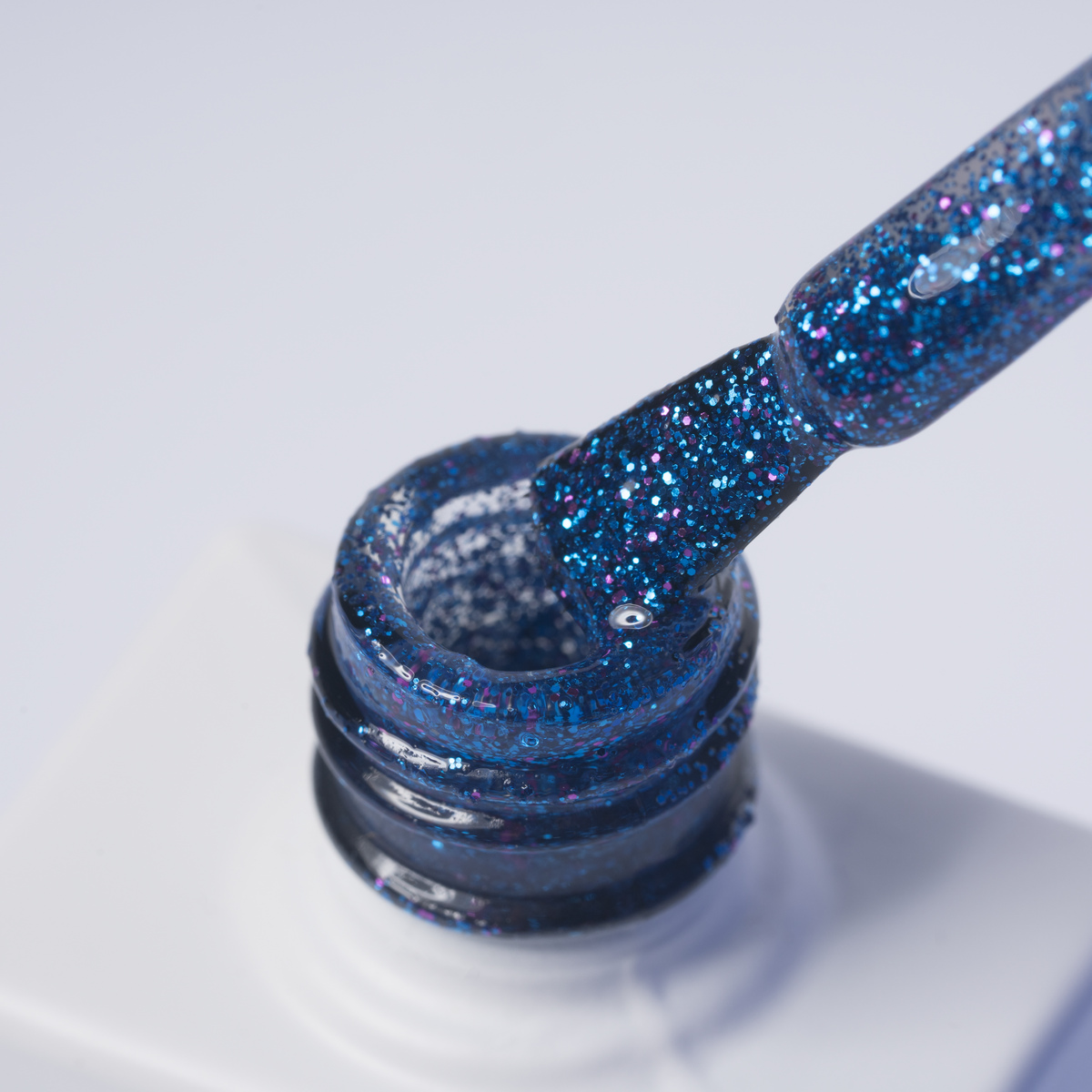 Lakier hybrydowy No. 161 - w odcieniu niebieski - pędzelek zanurzony w lakierze