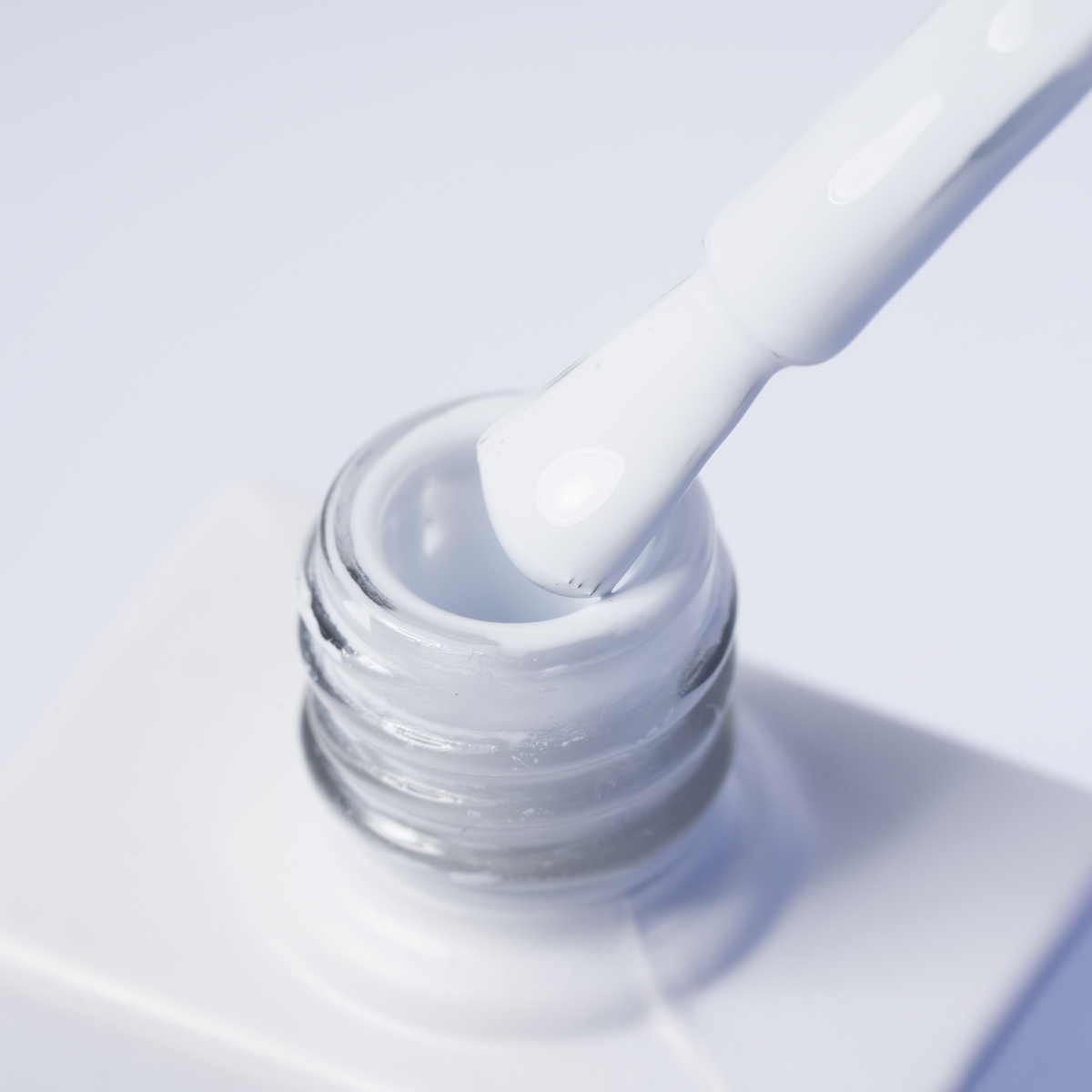 Lakier hybrydowy No. 162 - w odcieniu śnieżnobiałym - pędzelek zanurzony w lakierze