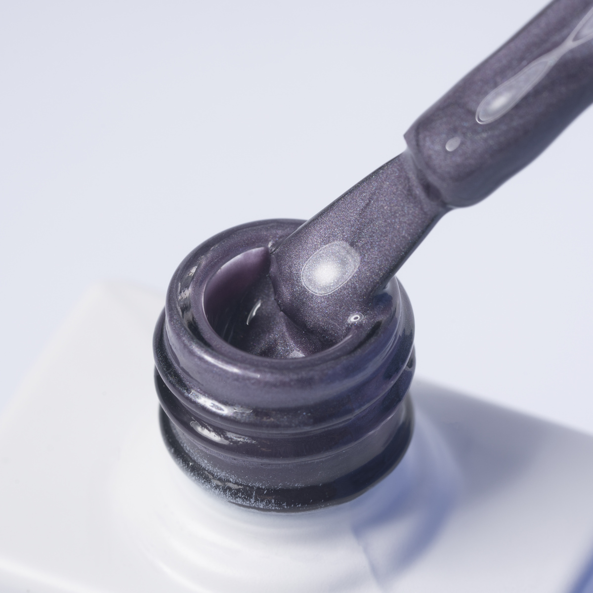 Lakier hybrydowy No. 163 - w odcieniu fioletowym - pędzelek zanurzony w lakierze