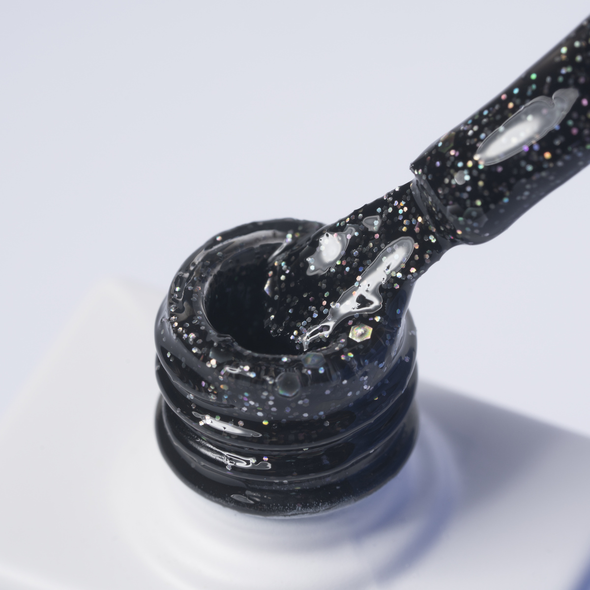 Lakier hybrydowy No. 164 - czarny z drobinkami - pędzelek zanurzony w lakierze