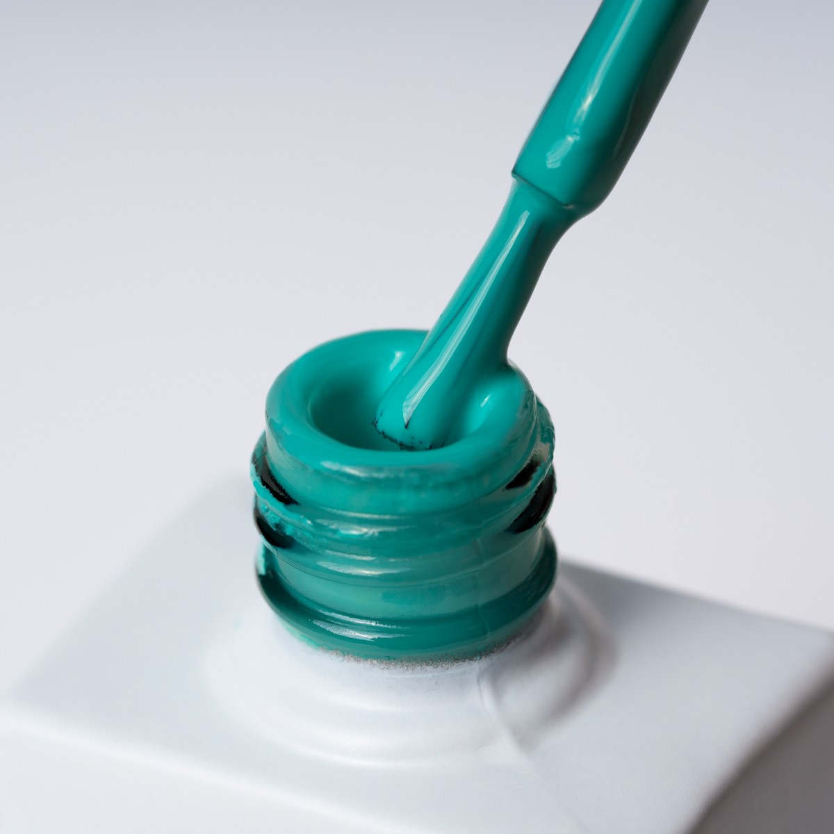 Lakier hybrydowy No. 165 - w odcieniu szmaragdowym - pędzelek zanurzony w lakierze