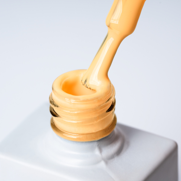 Lakier hybrydowy No. 166 - w odcieniu słonecznym żółtym - pędzelek zanurzony w lakierze