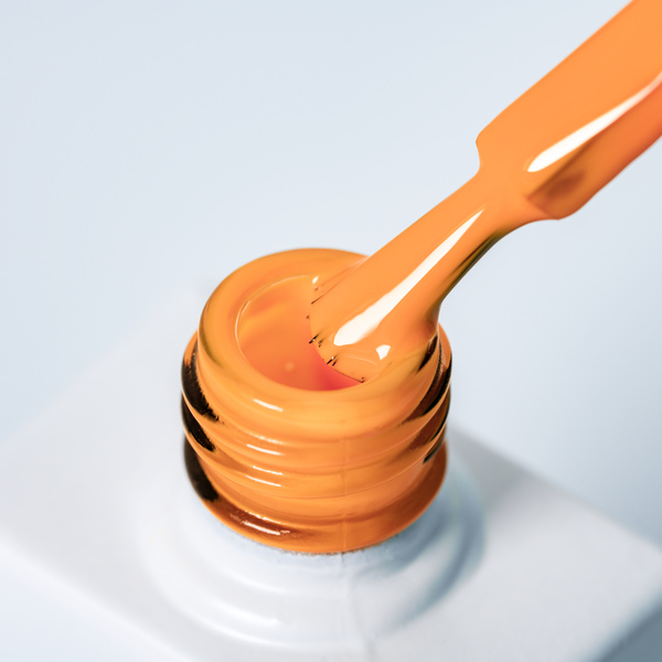 Lakier hybrydowy No. 167 - w odcieniu mandarynkowym - pędzelek zanurzony w lakierze