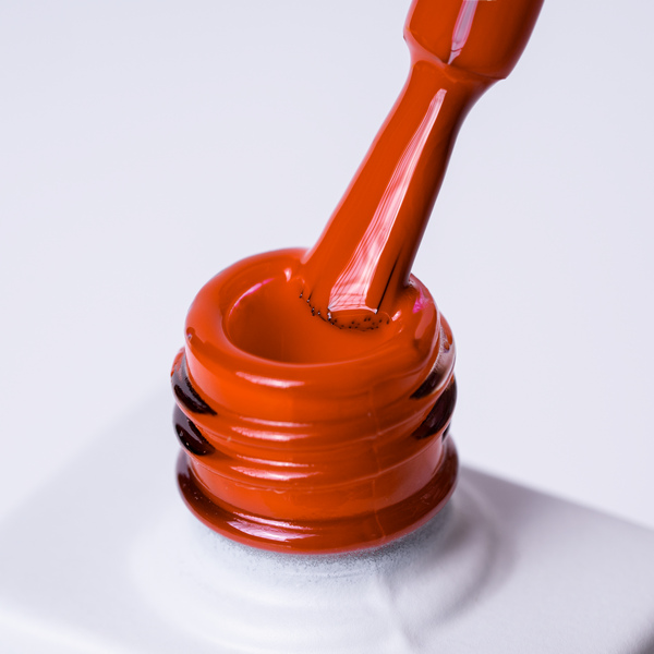 Lakier hybrydowy No. 168 - w odcieniu ceglany - pędzelek zanurzony w lakierze