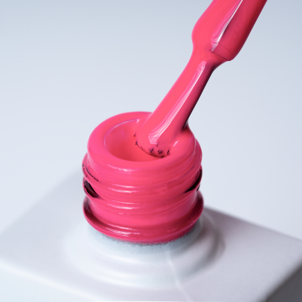 Lakier hybrydowy No. 169 - w odcieniu różanym - pędzelek zanurzony w lakierze