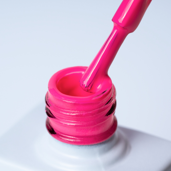 Lakier hybrydowy No. 170 - w odcieniu fuksja - pędzelek zanurzony w lakierze