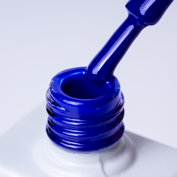 Lakier hybrydowy No. 173 - w odcieniu chabrowym - pędzelek zanurzony w lakierze