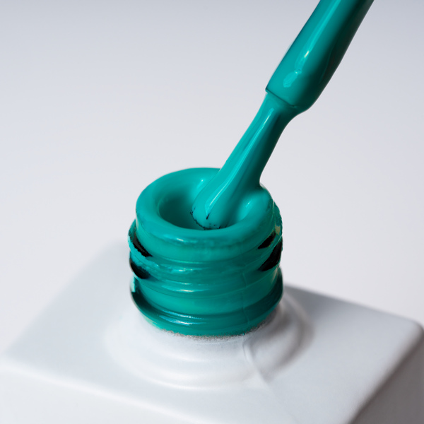 Lakier hybrydowy No. 174 - w odcieniu niebieskozielonym - pędzelek zanurzony w lakierze