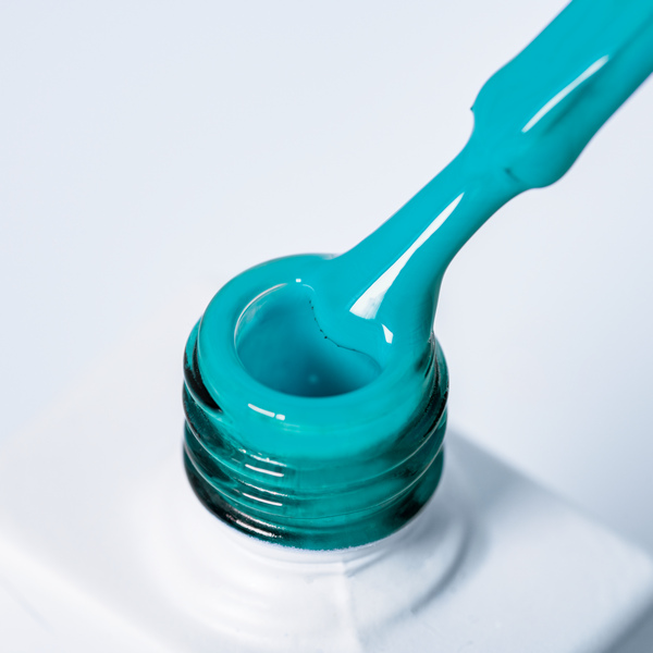 Lakier hybrydowy No. 175 - w odcieniu turkusowym - pędzelek zanurzony w lakierze