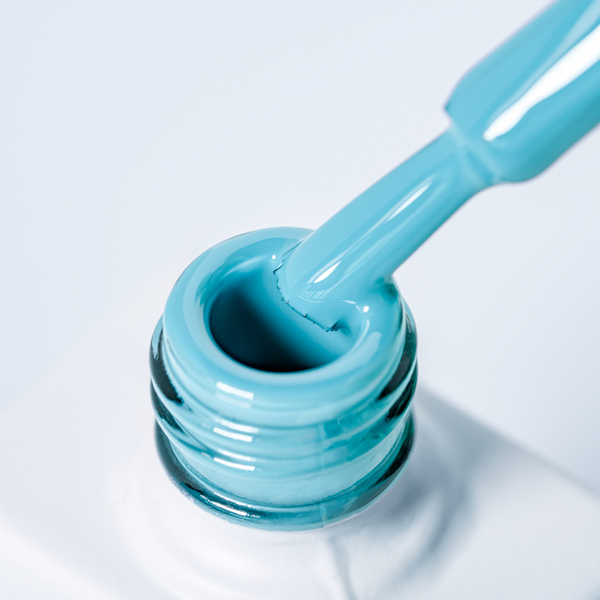 Lakier hybrydowy No. 176 - w odcieniu niebieski turkusowy - pędzelek zanurzony w lakierze