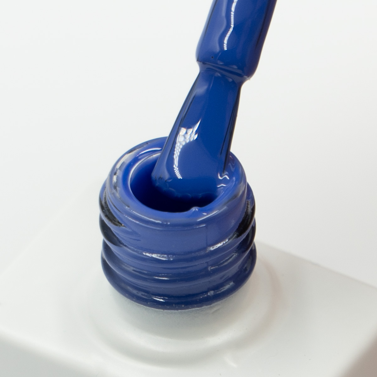 Lakier hybrydowy No. 177 - w odcieniu błękit królewski - pędzelek zanurzony w lakierze