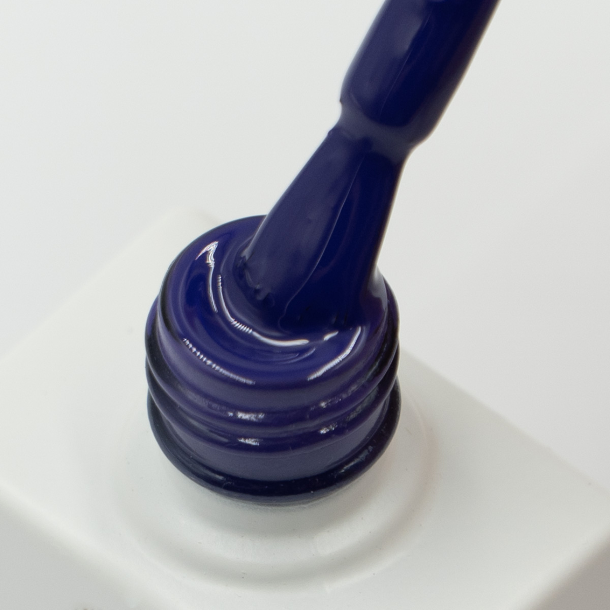 Lakier hybrydowy No. 178 - w odcieniu ultramaryna - pędzelek zanurzony w lakierze