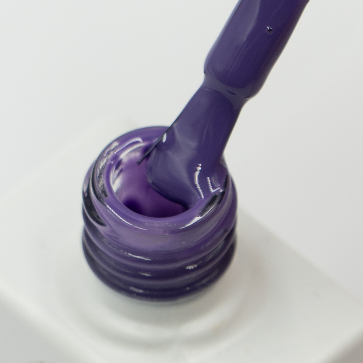 Lakier hybrydowy No. 179 - w odcieniu fioletowy indygo - pędzelek zanurzony w lakierze