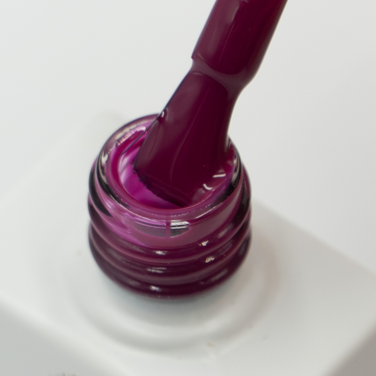 Lakier hybrydowy No. 181 - w odcieniu magenta - pędzelek zanurzony w lakierze