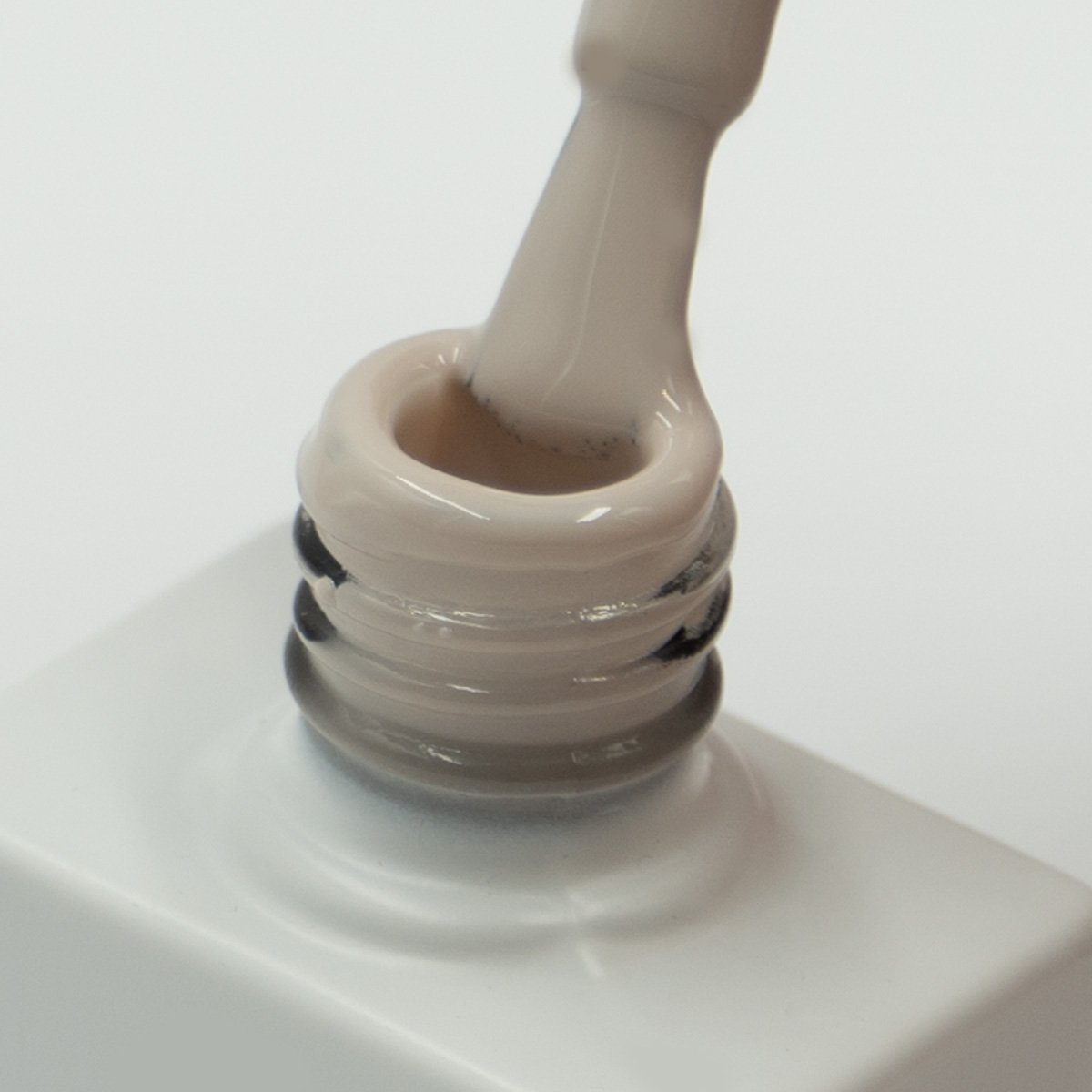 Lakier hybrydowy No. 185 - w odcieniu jasnobeżowym - pędzelek zanurzony w lakierze