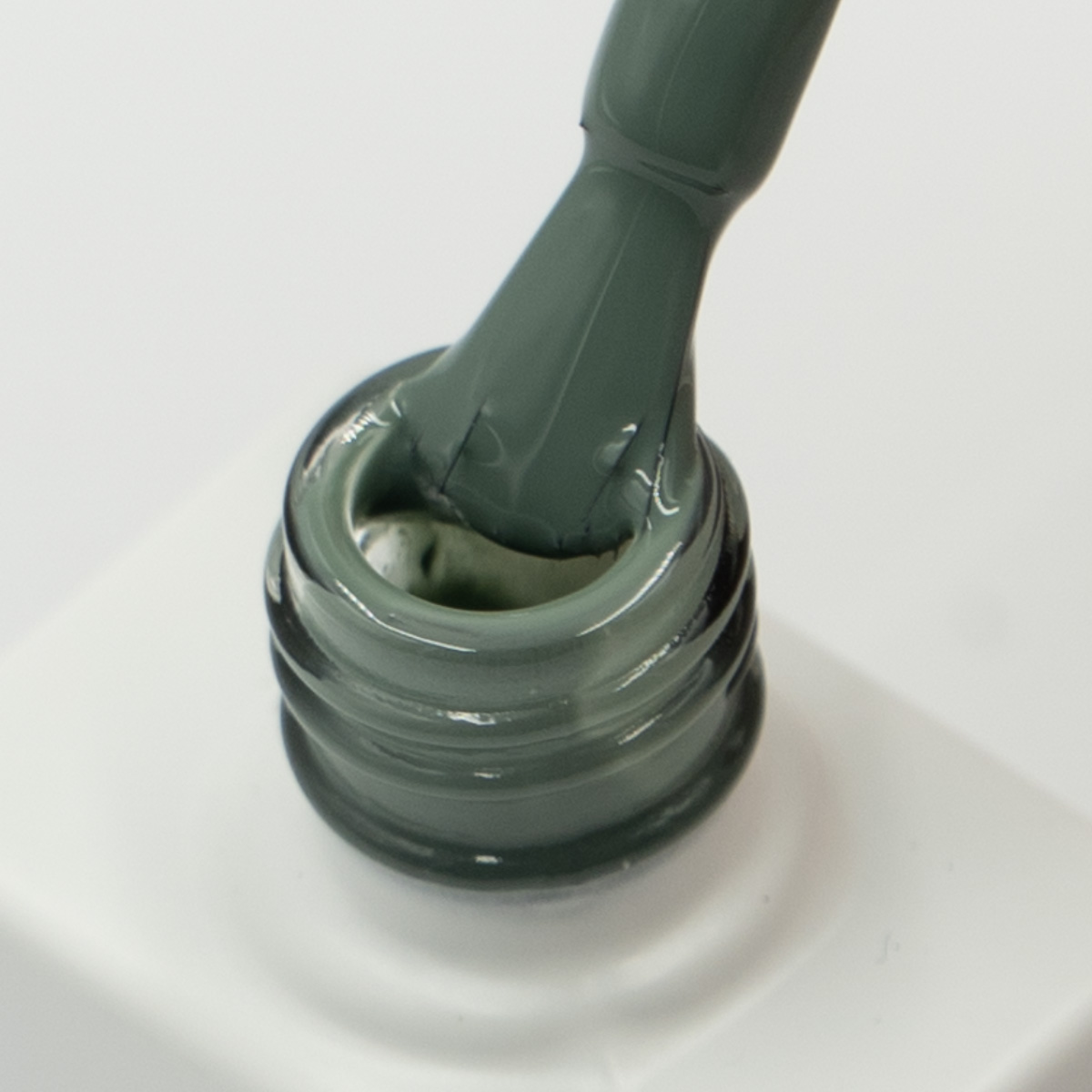 Lakier hybrydowy No. 186 - w odcieniu szałwiowym - pędzelek zanurzony w lakierze