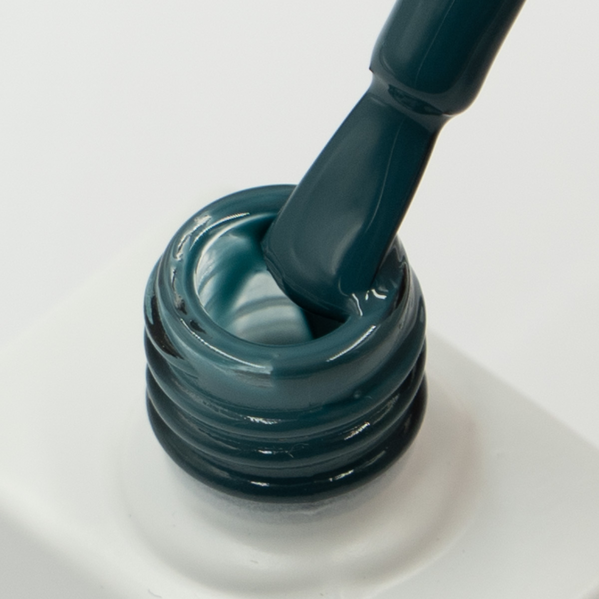 Lakier hybrydowy No. 187 - w odcieniu morskim - pędzelek zanurzony w lakierze