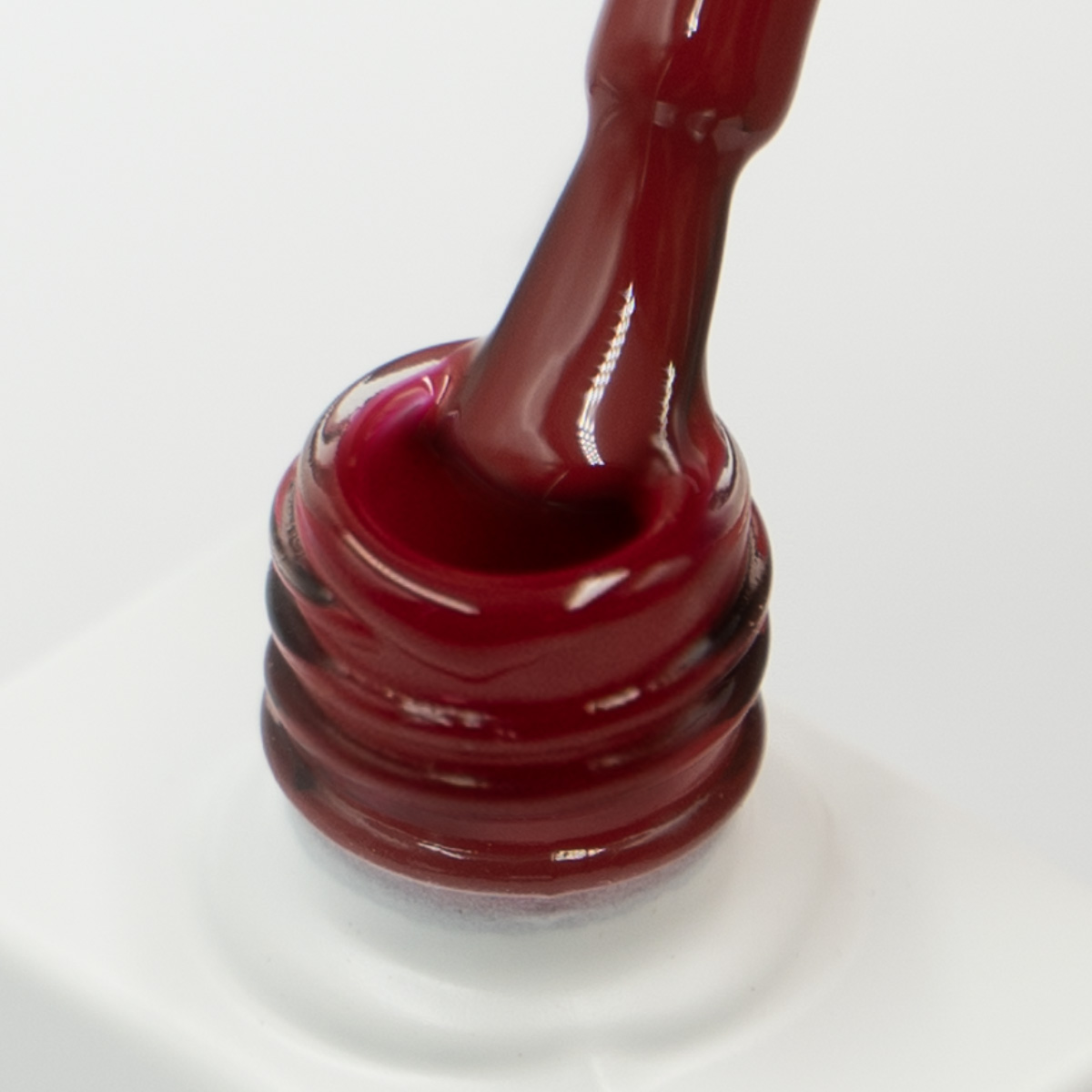 Lakier hybrydowy No. 188 - w odcieniu porzeczkowym - pędzelek zanurzony w lakierze