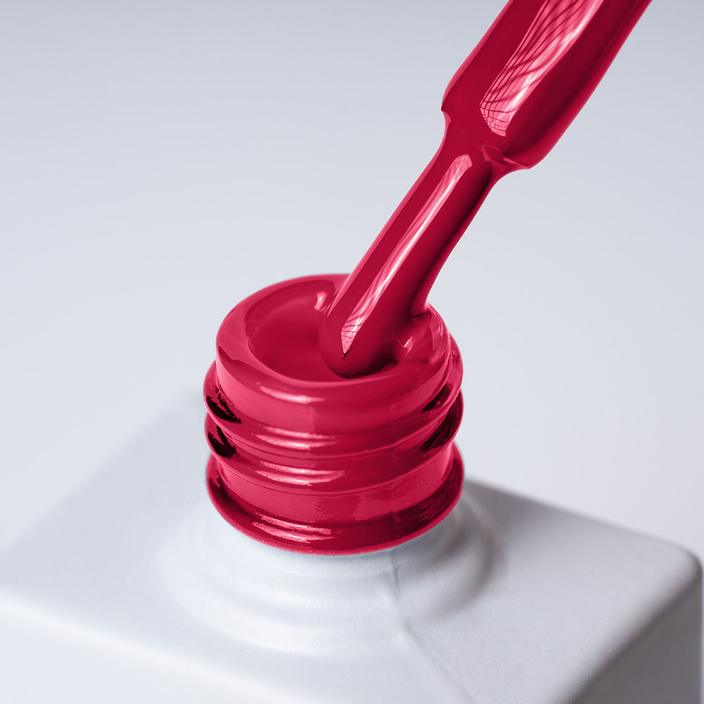 Lakier hybrydowy No. 189 - w odcieniu karmazynowym - pędzelek zanurzony w lakierze