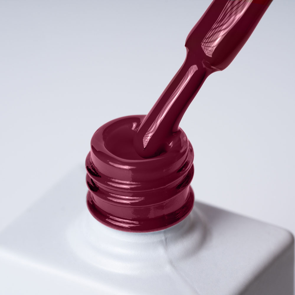 Lakier hybrydowy No. 190 - w odcieniu bordowym - pędzelek zanurzony w lakierze
