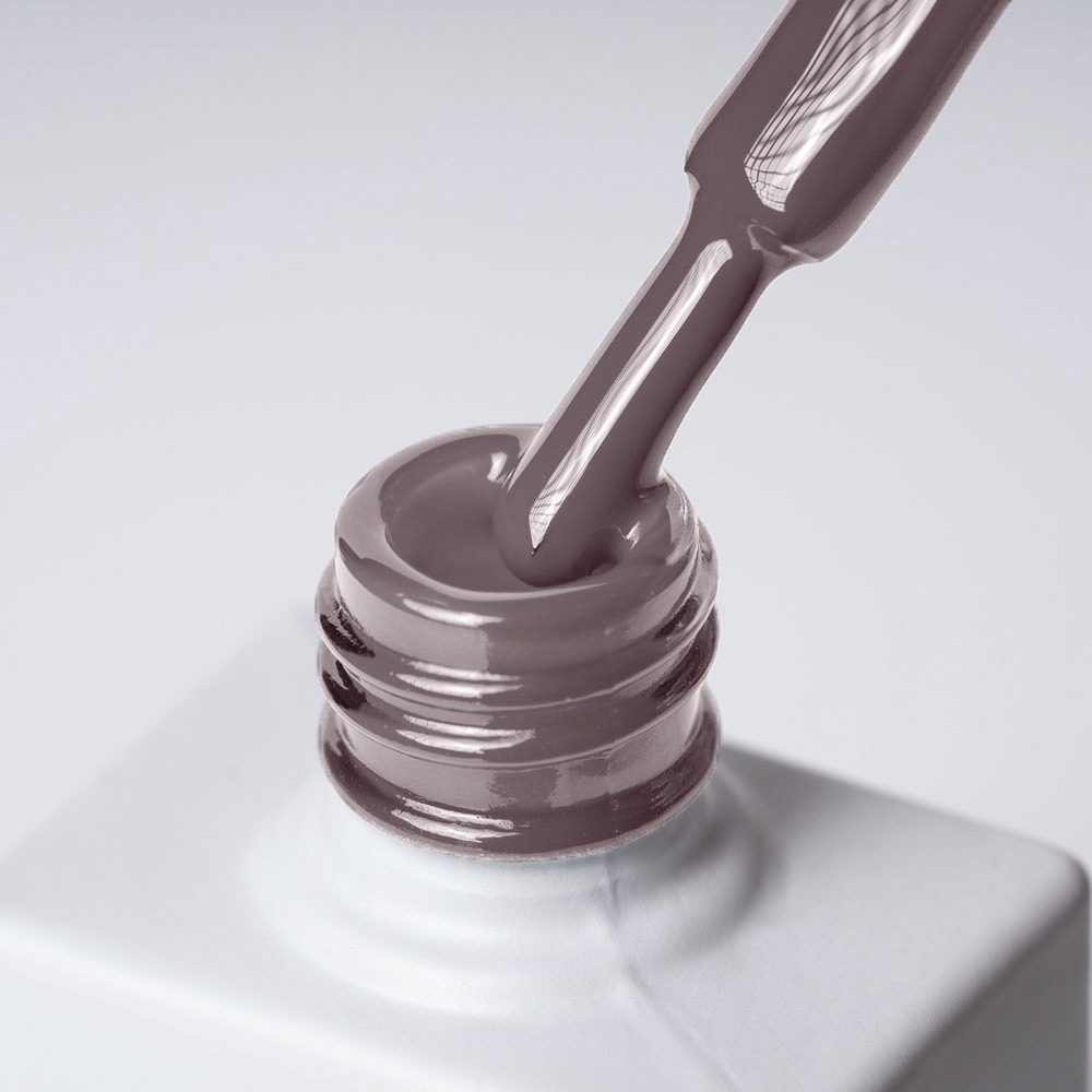 Lakier hybrydowy No 192 - w odcieniu chłodny brązowy - pędzelek zanurzony w lakierze
