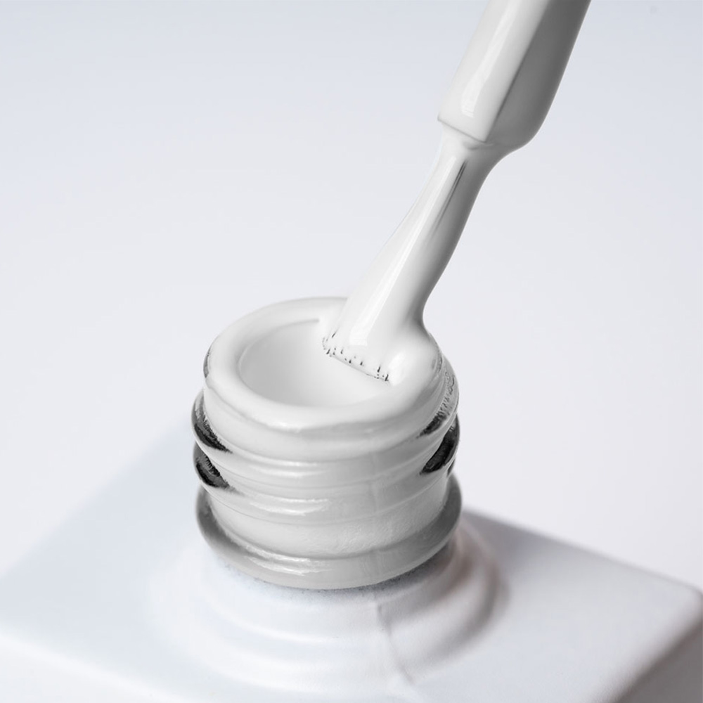 Lakier hybrydowy No. 193 - w odcieniu cream white - pędzelek zanurzony w lakierze