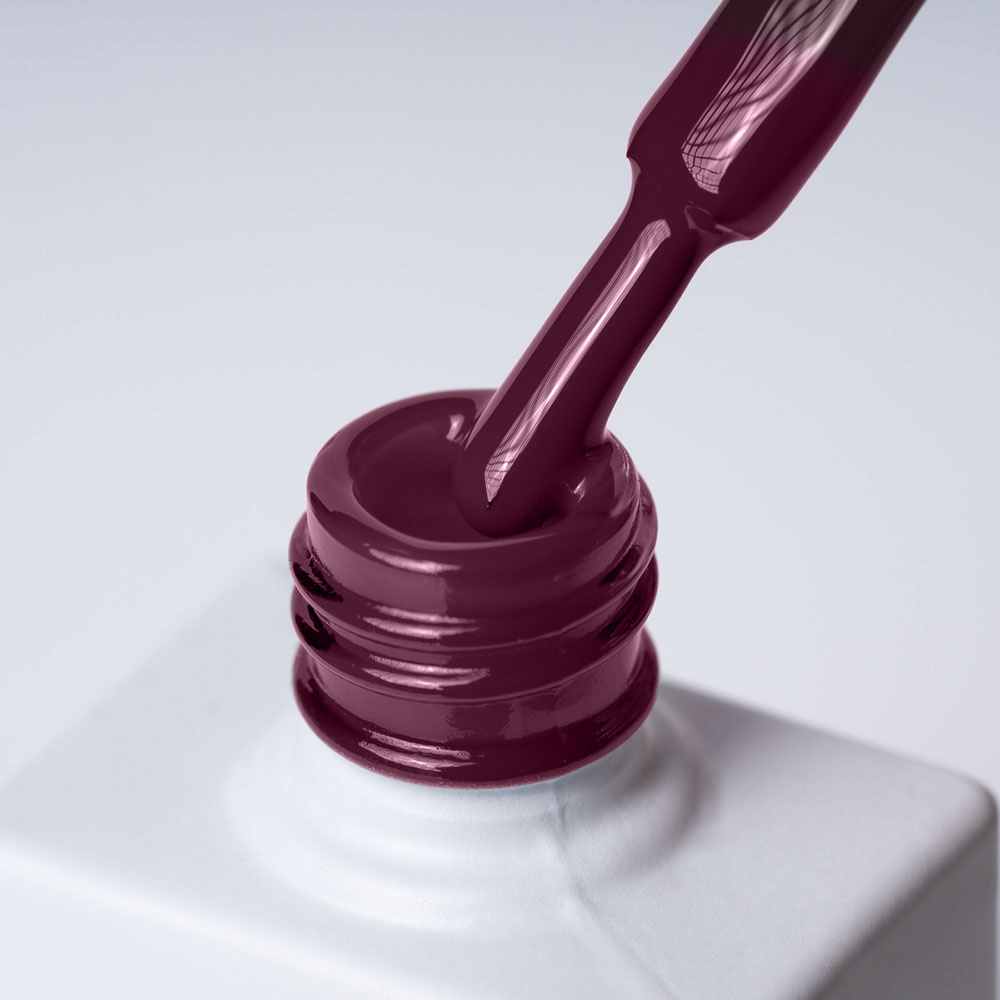 Lakier hybrydowy No. 196 - w odcieniu oberżynowym - pędzelek zanurzony w lakierze