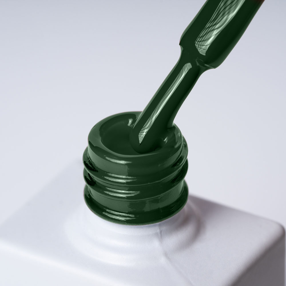 Lakier hybrydowy No. 197 - w odcieniu malachitowym - pędzelek zanurzony w lakierze