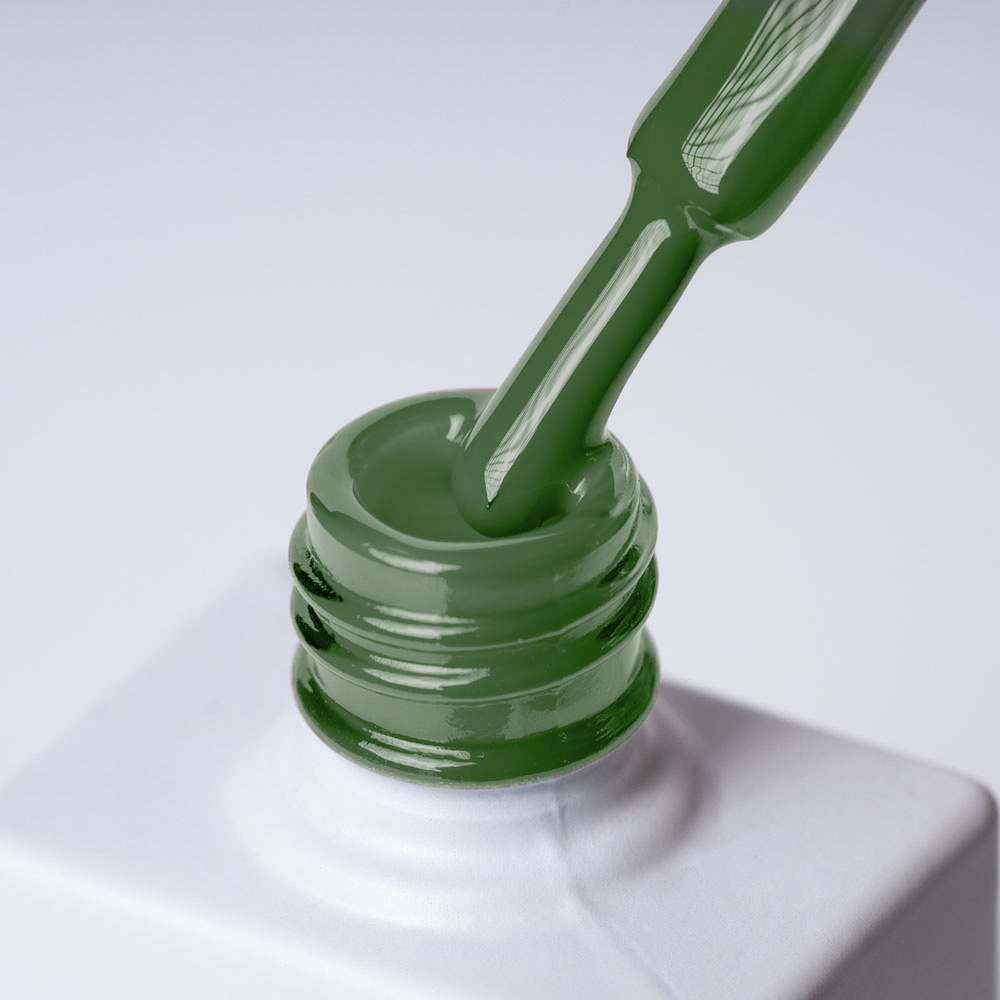 Lakier hybrydowy No. 198 - w odcieniu LIVELY LARCH - pędzelek zanurzony w lakierze