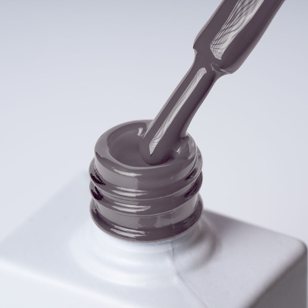 Lakier hybrydowy No. 199 - w odcieniu grafitowym - pędzelek zanurzony w lakierze